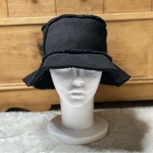 NWT Revolve Hat Attack Reversible Faux Shearling Bucket Hat Black Women’s OS